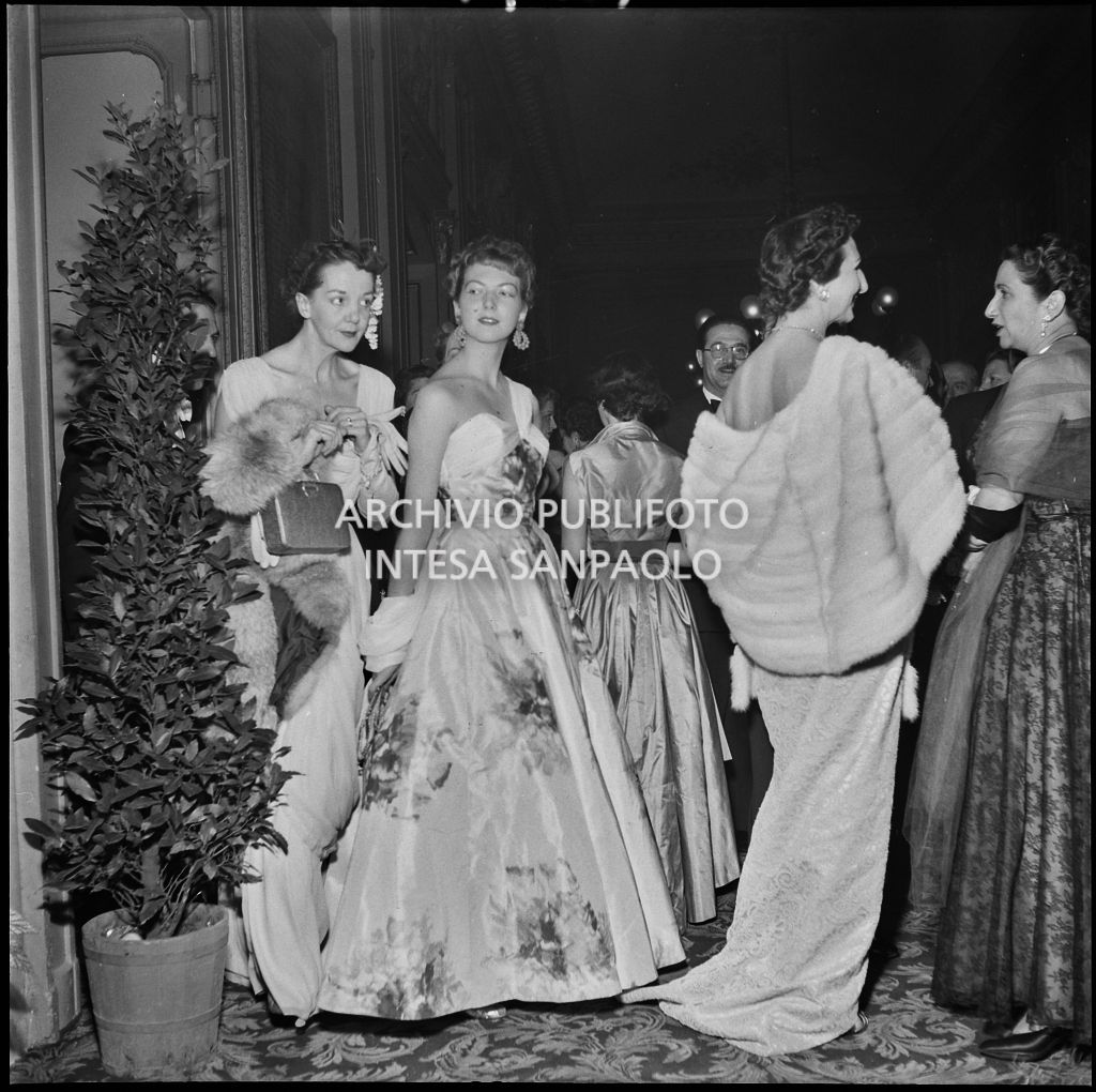 Mirella Bernasconi, tra le altre, al Teatro alla Scala in occasione della serata inaugurale della stagione lirica 1952-1953 con l'opera "Macbeth", di Giuseppe Verd, diretta da Victor de Sabata, con la regia di Carl Ebert