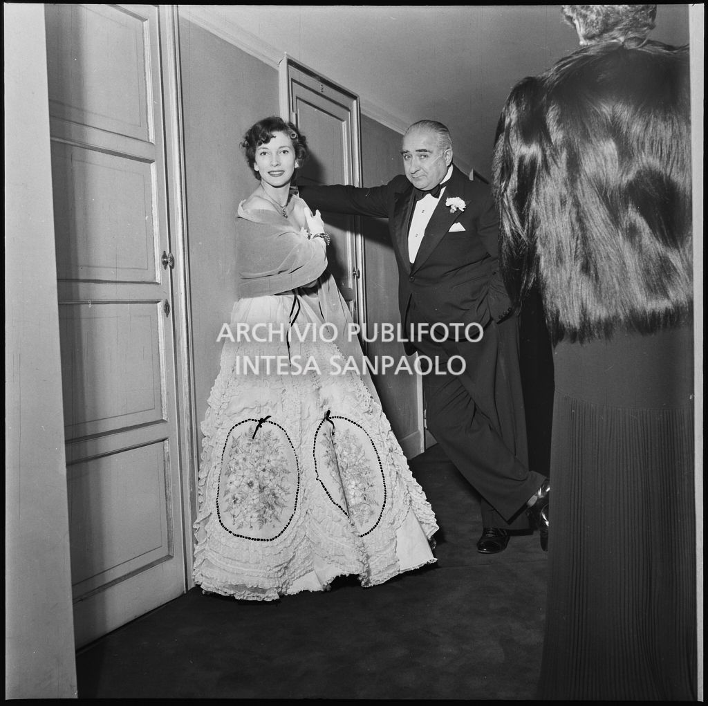 Valentina Cortese al Teatro alla Scala in occasione della serata inaugurale della stagione lirica 1952-1953 con l'opera "Macbeth", di Giuseppe Verdi, diretta da Victor de Sabata, con la regia di Carl Ebert