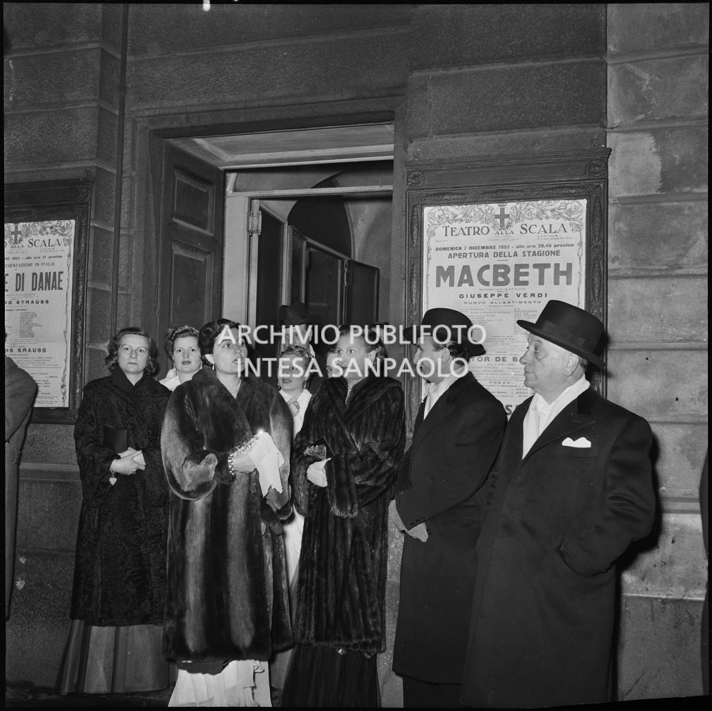 Pubblico in attesa, a un ingresso del Teatro alla Scala, la sera dell'inaugurazione della stagione lirica 1952-1953 con l'opera "Macbeth", di Giuseppe Verdi, diretta da Victor de Sabata, con la regia di Carl Ebert