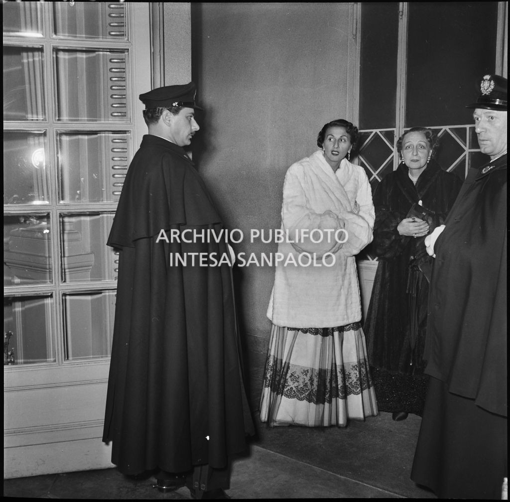 Due spettatrici al Teatro alla Scala in occasione della serata inaugurale della stagione lirica 1952-1953 con l'opera "Macbeth", di Giuseppe Verdi, diretta da Victor de Sabata, con la regia di Carl Ebert