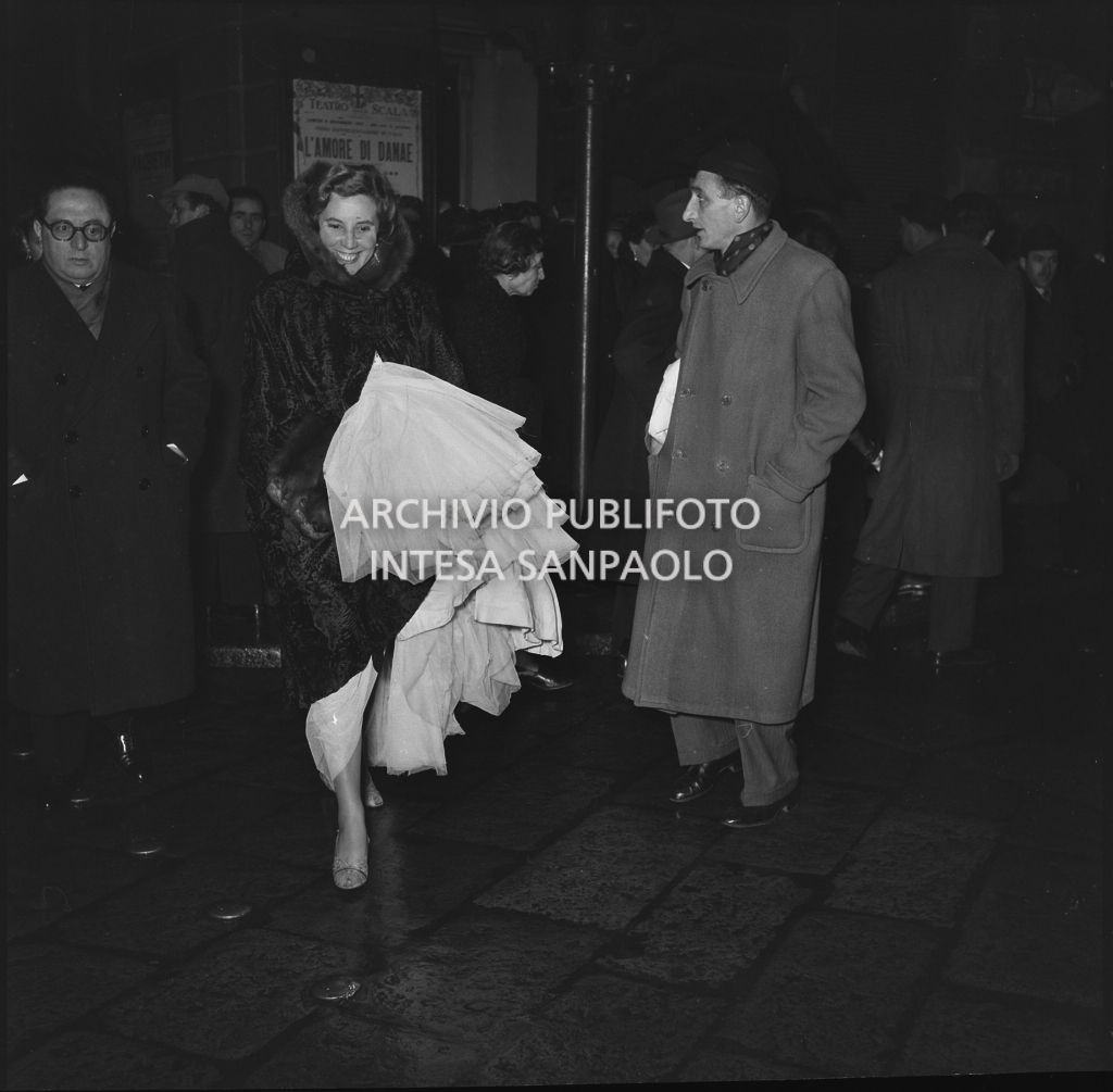 Pubblico all'uscita del Teatro la Scala la sera dell'inaugurazione della stagione lirica 1952-195 con l'opera "Macbeth", di Giuseppe Verdi, diretta da Victor de Sabata, con la regia di Carl Ebert