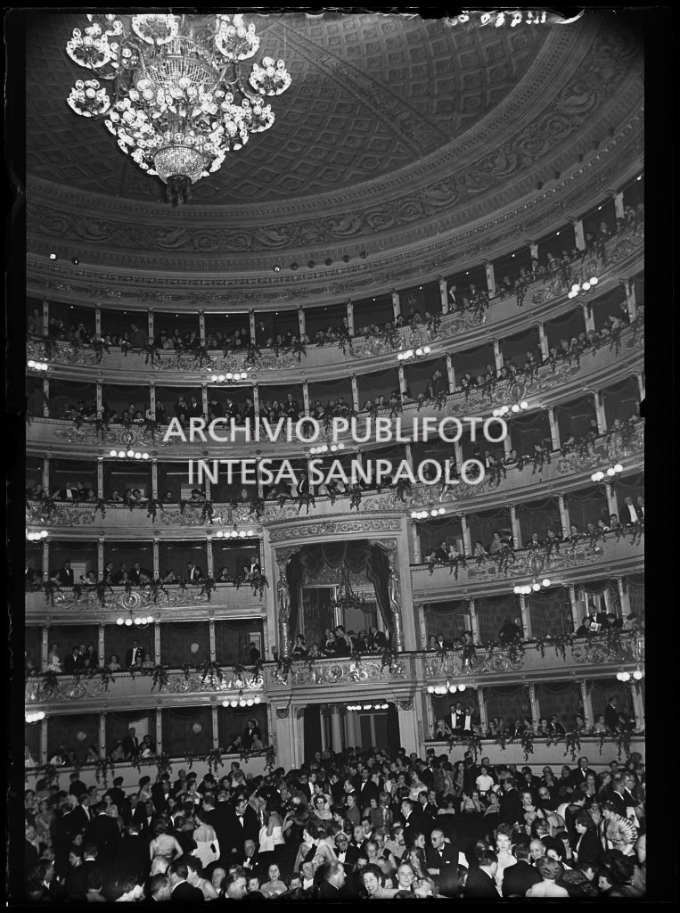 Pubblico, nei palchi e in platea, al Teatro alla Scala in occasione della serata inaugurale della stagione lirica 1952-1953 con l'opera "Macbeth", di Giuseppe Verdi, diretta da Victor de Sabata, con la regia di Carl Ebert