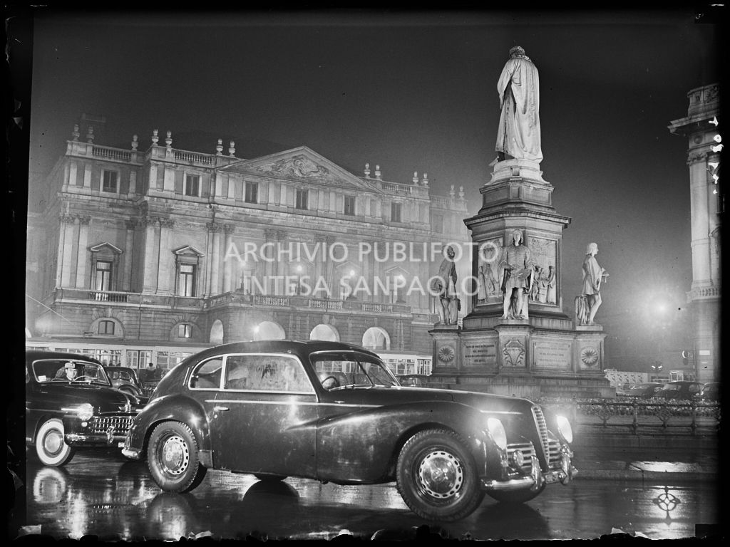 Ripresa notturna del Teatro alla Scala la sera dell'inaugurazione della stagione lirica 1952-1953 con l'opera "Macbeth", di Giuseppe Verdi, diretta da Victor de Sabata, con la regia di Carl Ebert