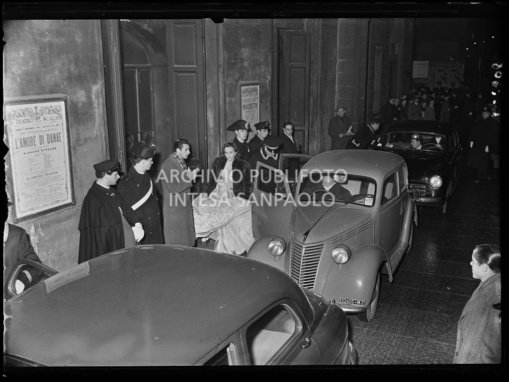 Automobili nella galleria delle carrozze del Teatro alla Scala la sera dell'inaugurazione della stagione lirica 1952-1953 con l'opera "Macbeth", di Giuseppe Verdi, diretta da Victor de Sabata, con la regia di Carl Ebert