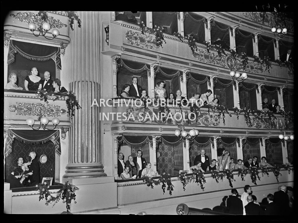 Pubblico, nei palchi, al Teatro alla Scala in occasione della serata inaugurale della stagione lirica 1952-1953 con l'opera "Macbeth", di Giuseppe Verdi, diretta da Victor de Sabata, con la regia di Carl Ebert
