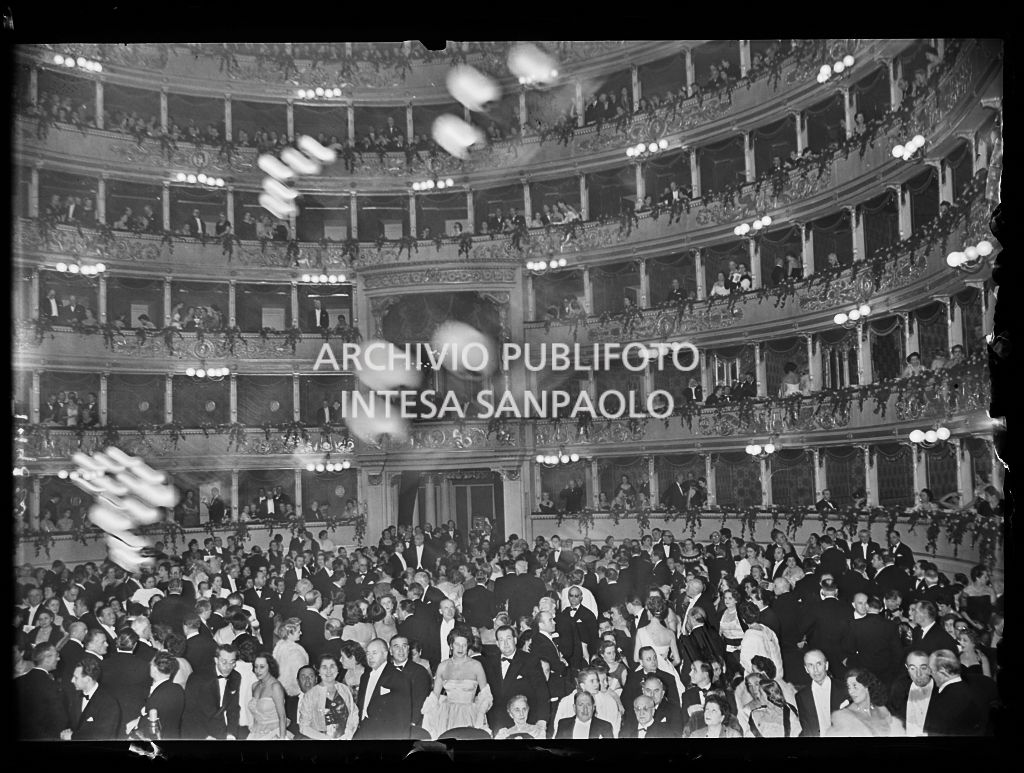 Pubblico, nei palchi e in platea, al Teatro alla Scala in occasione della serata inaugurale della stagione lirica 1952-1953 con l'opera "Macbeth", di Giuseppe Verdi, diretta da Victor de Sabata, con la regia di Carl Ebert