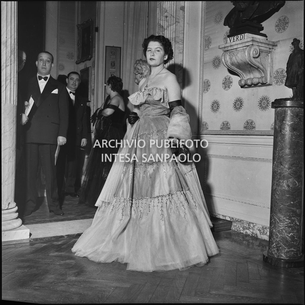 Una spettatrice nel foyer del Teatro alla Scala in occasione della serata inaugurale della stagione lirica 1952-1953 con l'opera "Macbeth" di Giuseppe Verdi diretta da Victor de Sabata, con la regia di Carl Ebert