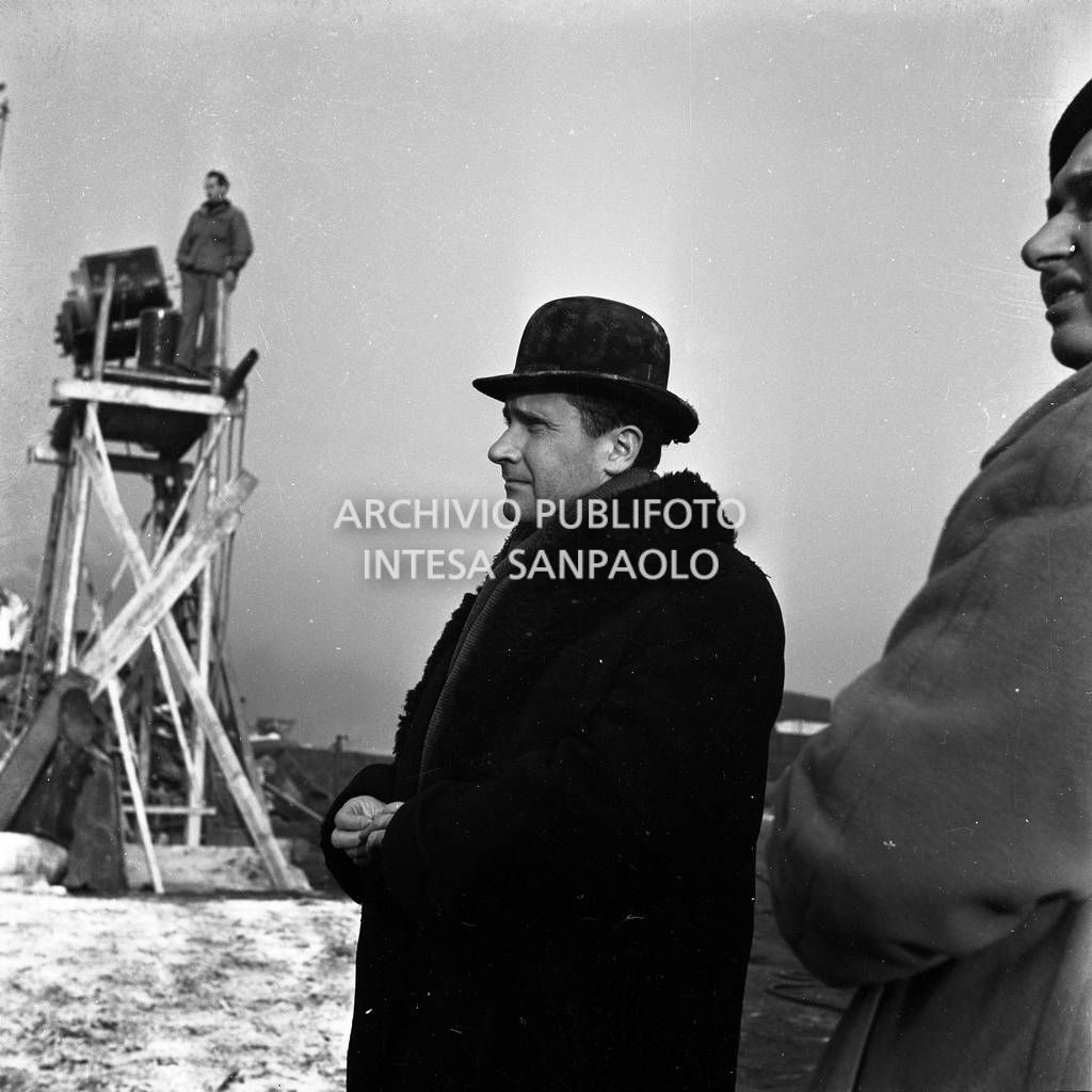 Paolo Stoppa in costume di scena sul set del film "Miracolo a Milano" girato nel quartiere milanese di Lambrate