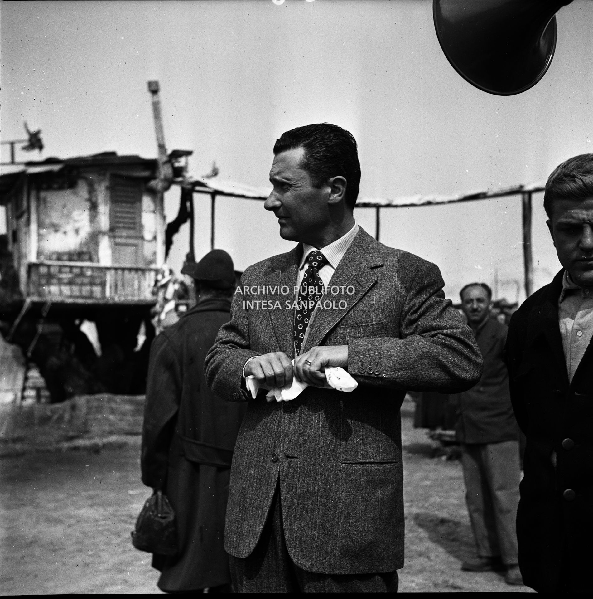 Paolo Stoppa  sul set del film "Miracolo a Milano" girato nel quartiere milanese di Lambrate