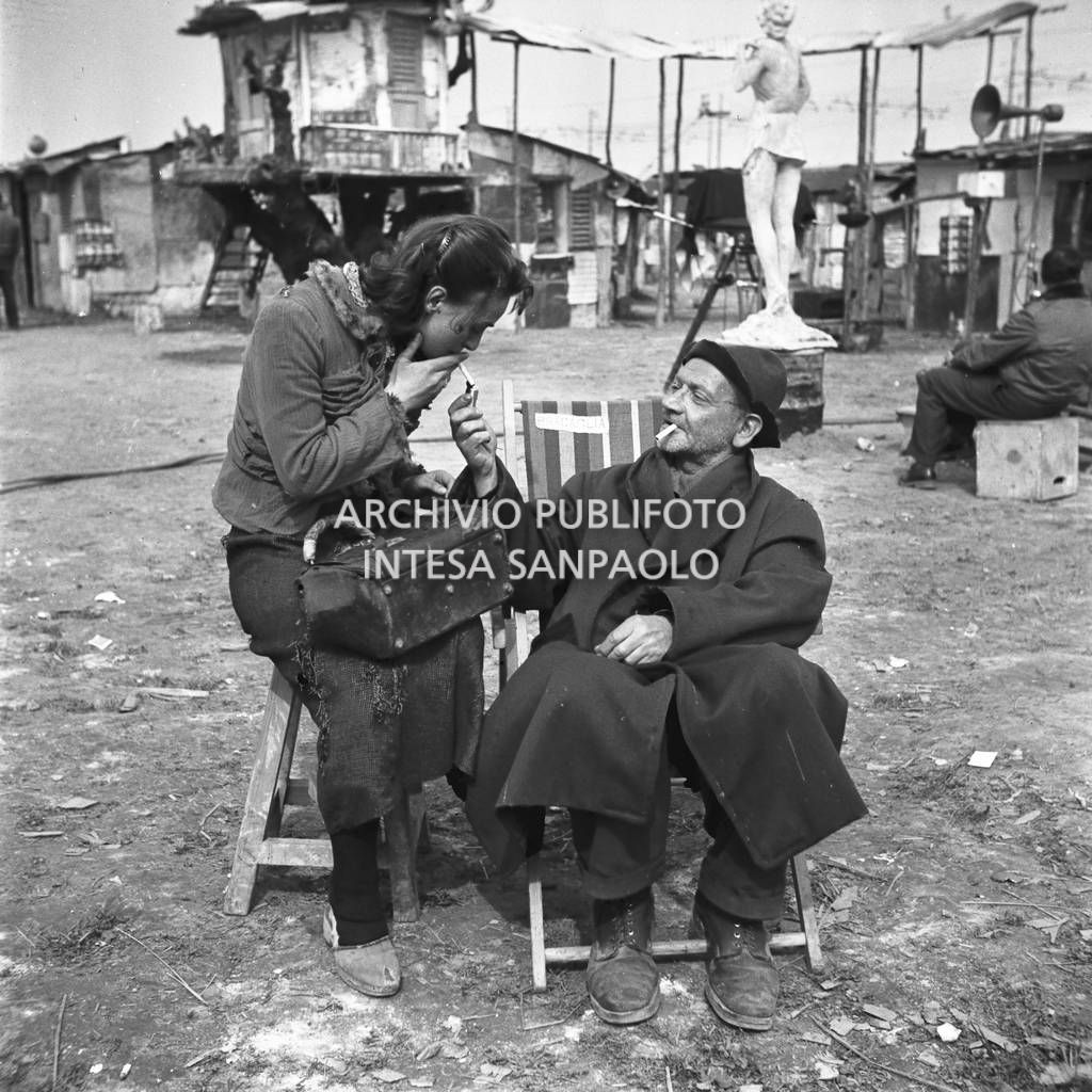 Brunella Bovo con Arturo Bragaglia in una pausa delle riprese del film "Miracolo a Milano"