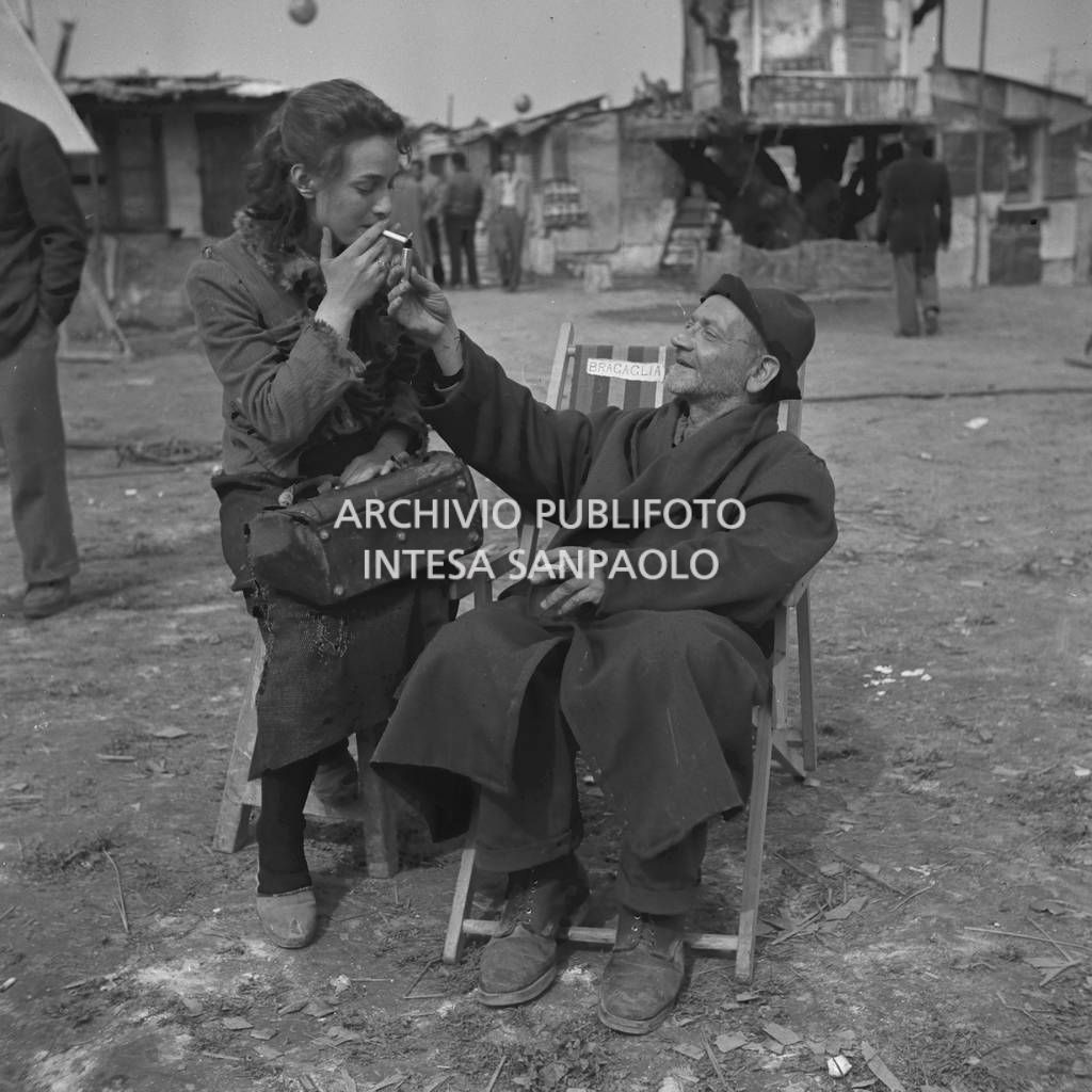 Brunella Bovo con Arturo Bragaglia in una pausa delle riprese del film "Miracolo a Milano"