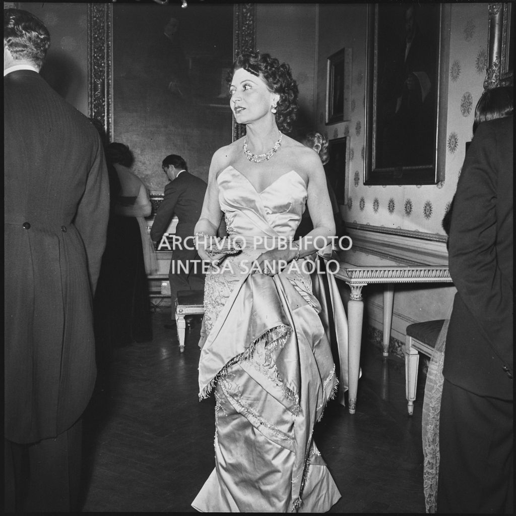 La baronessa Bianca Maria Hubner al Teatro alla Scala in occasione della serata inaugurale della stagione lirica 1953-1954 con l'opera "La Wally", di Alfredo Catalani, diretta da Carlo Maria Giulini, con la regia di Tatiana Pavlova