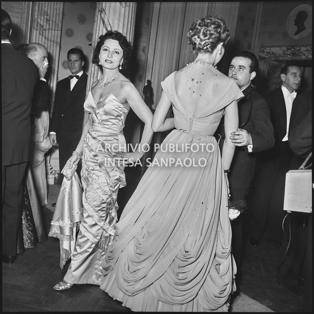 La baronessa Bianca Maria Hubner, nel foyer del Teatro alla Scala, tra altri spettatori, in occasione della serata inaugurale della stagione lirica 1953-1954 con l'opera "La Wally", di Alfredo Catalani, diretta da Carlo Maria Giulini, con la regia di Tatiana Pavlova