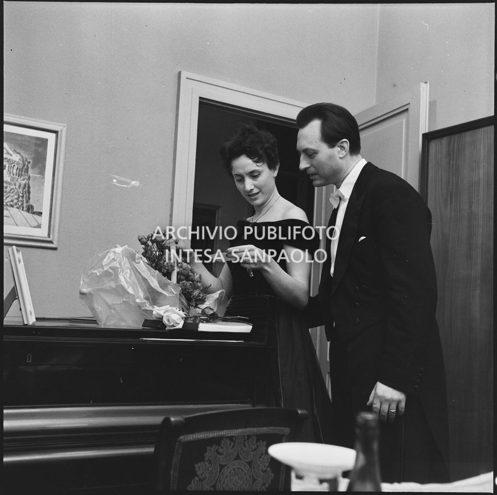 Il direttore d'orchestra Carlo Maria Giulini con la moglie Marcella De Girolami, in camerino al Il direttore d'orchestra Carlo Maria Giulini con la moglie Marcella De Girolami, in camerino al
