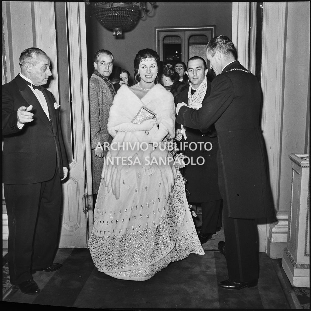 Silviana Pampanini al suo ingresso al Teatro alla Scala in occasione della serata inaugurale della stagione lirica 1953-1954 con l'opera "La Wally", di Alfredo Catalani, diretta da Carlo Maria Giulini, con la regia di Tatiana Pavlova