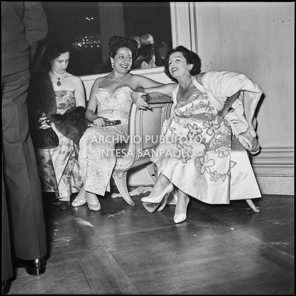 Le signore Zingone e Pagiara su un divanetto al Teatro alla Scala in occasione della serata inaugurale della stagione lirica 1953-1954 con l'opera "La Wally", di Alfredo Catalani, diretta da Carlo Maria Giulini, con la regia di Tatiana Pavlova