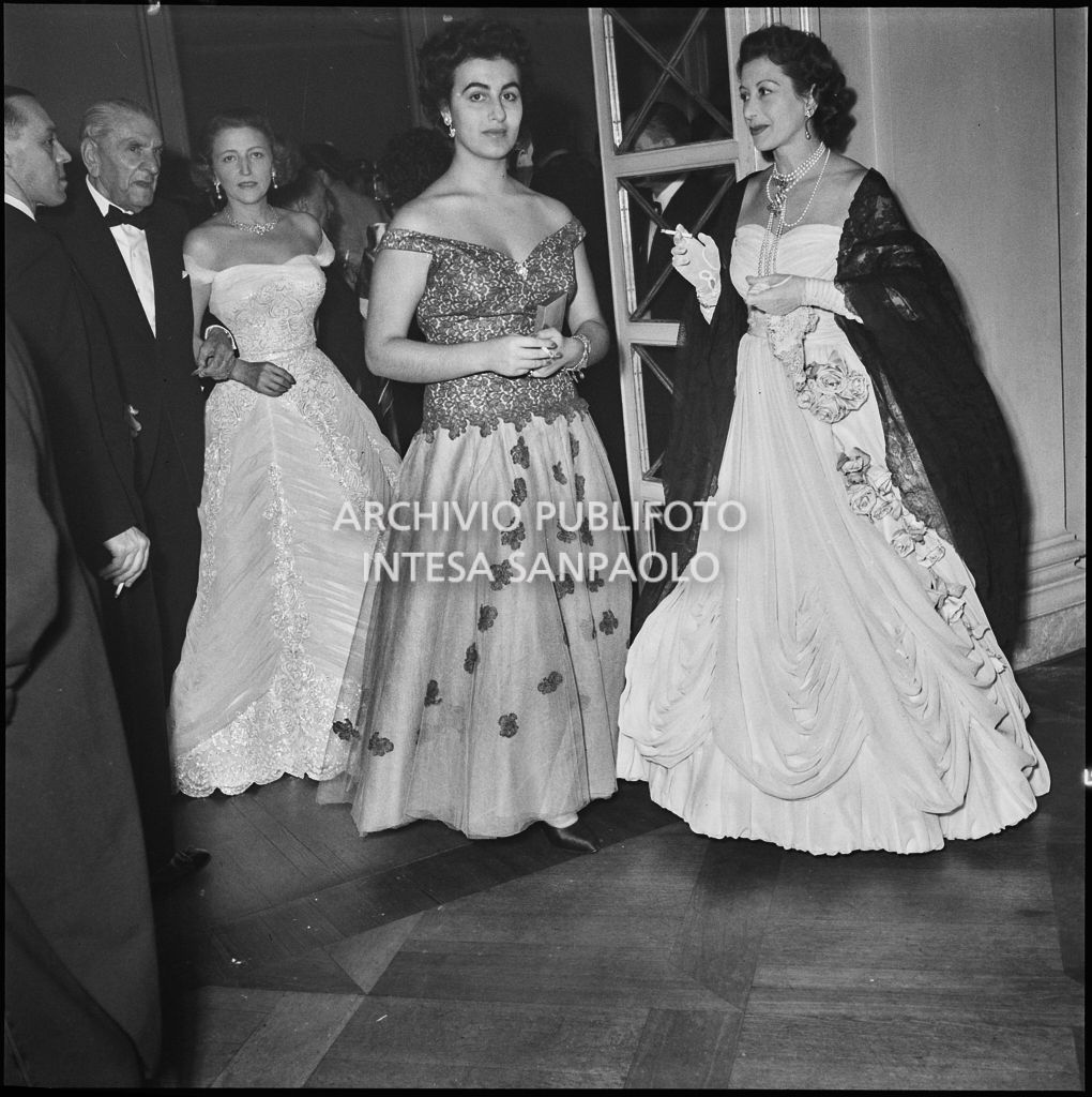 Eliana de Sabata (a sinistra) e Angela Maria Scaltriti, al Teatro alla Scala, in occasione della serata inaugurale della stagione lirica 1953-1954 con l'opera "La Wally", di Alfredo Catalani, diretta da Carlo Maria Giulini, con la regia di Tatiana Pavlova