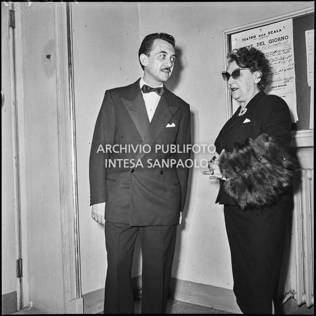 Franco Armani, responsabile dell'ufficio stampa del Teatro alla Scala, e la regista Tatiana Pavlova, la sera dell'inaugurazione della stagione lirica 1953-1954 con l'opera "La Wally", di Alfredo Catalani, diretta da Carlo Maria Giulini, con la regia della Pavlova stessa