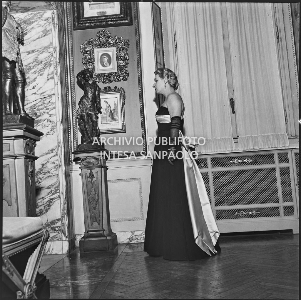 La signora Smiderle al Teatro alla Scala in occasione della serata inaugurale della stagione lirica 1953-1954 con l'opera "La Wally", di Alfredo Catalani, diretta da Carlo Maria Giulini, con la regia di Tatiana Pavlova