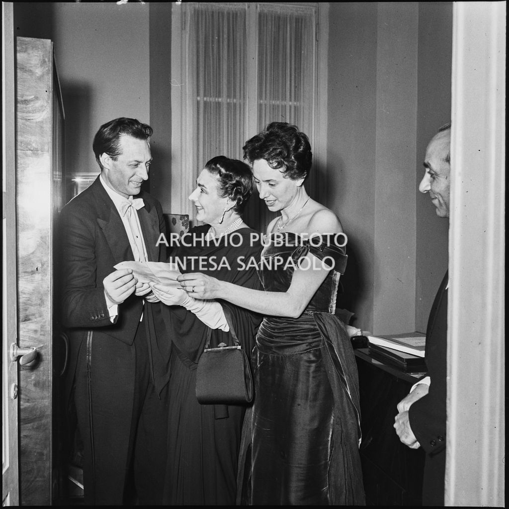 Wally Toscanini (al centro) in compagnia del direttore d'orchestra Carlo Maria Giulini e della moglie Marcella De Girolami al Teatro alla Scala in occasione della serata inaugurale della stagione lirica 1953-1954 con
				l'opera "La Wally", di Alfredo Catalani, diretta da Giulini stesso, con la regia di Tatiana Pavlova