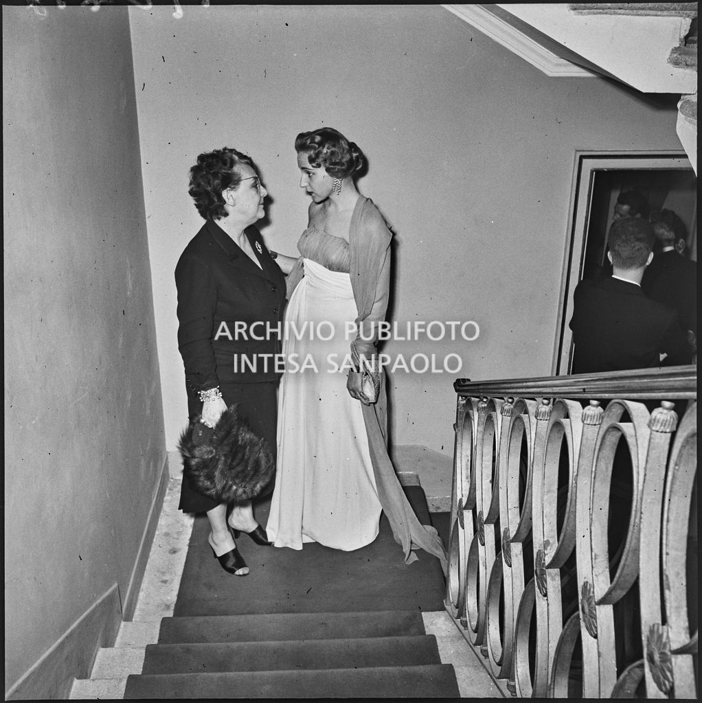 Emanuela di Castelbarco Toscanini (a destra) e Tatiana Pavlova, sulle scale del Teatro alla Scala, in occasione della serata inaugurale della stagione lirica 1953-1954 con l'opera "La Wally", di Alfredo Catalani, diretta da Carlo Maria Giulini, con la regia della Pavlova stessa