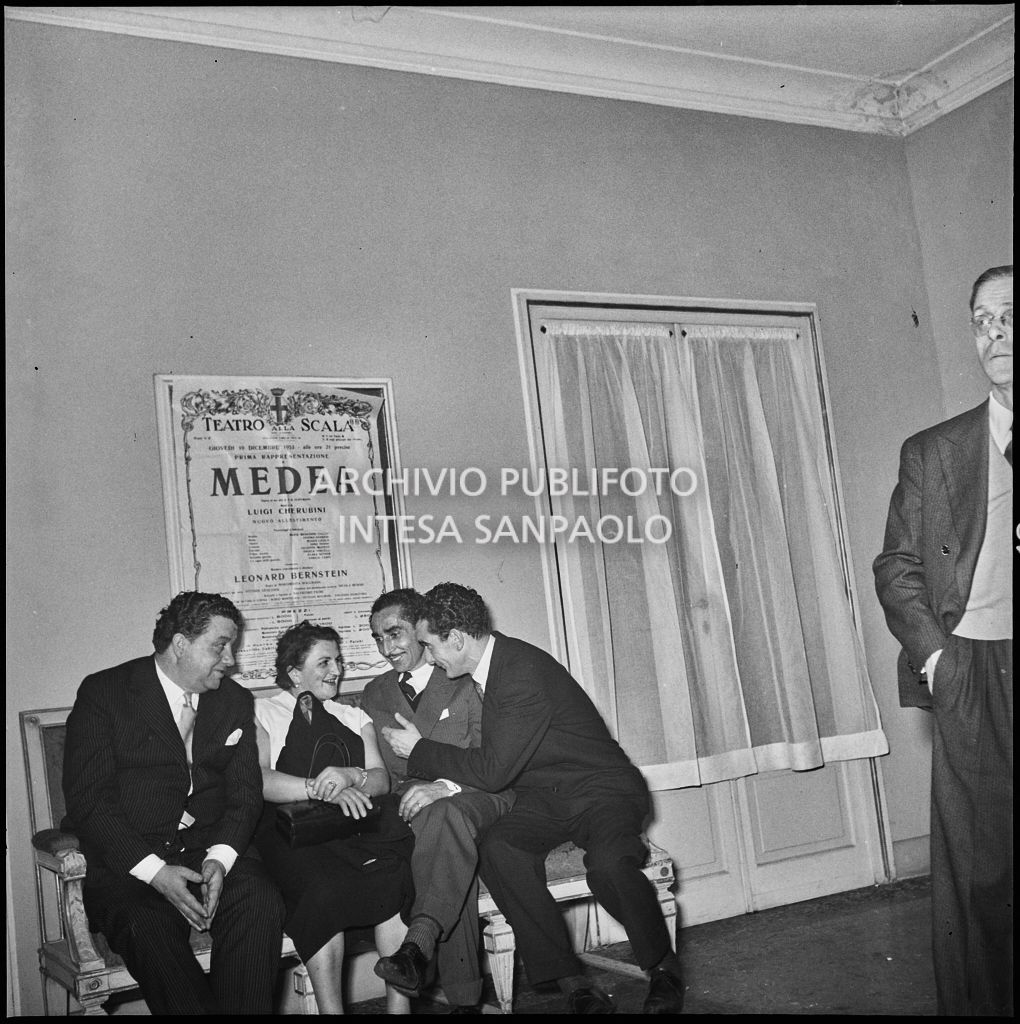 Loggionisti chiacchierano tra loro, al Teatro alla Scala, in occasione della serata inaugurale della stagione lirica 1953-1954 con l'opera "La Wally" di Alfredo Catalani, diretta da Carlo Maria Giulini, con la regia di Tatiana Pavlova