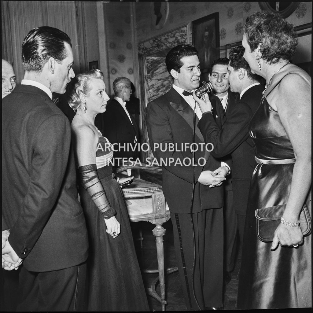 Il tenore Giuseppe Di Stefano, intervistato al Teatro alla Scala in occasione della serata inaugurale della stagione lirica 1953-1954, con l'opera "La Wally", di Alfredo Catalani, diretta da Carlo Maria Giulini, con la regia di Tatiana Pavlova,