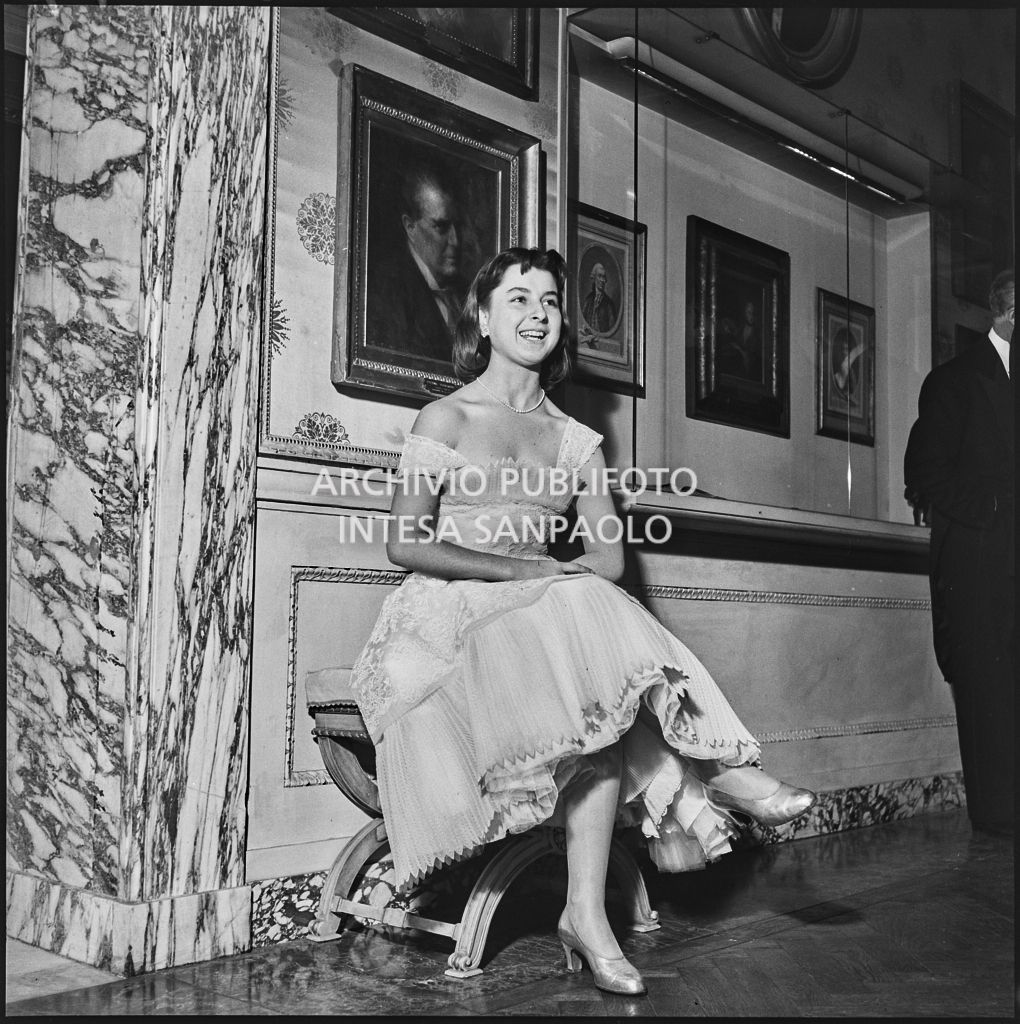 Lucilla Salis al Teatro alla Scala in occasione della serata inaugurale della stagione lirica 1953-1954 con l'opera "La Wally", di Alfredo Catalani, diretta da Carlo Maria Giulini, con la regia di Tatiana Pavlova