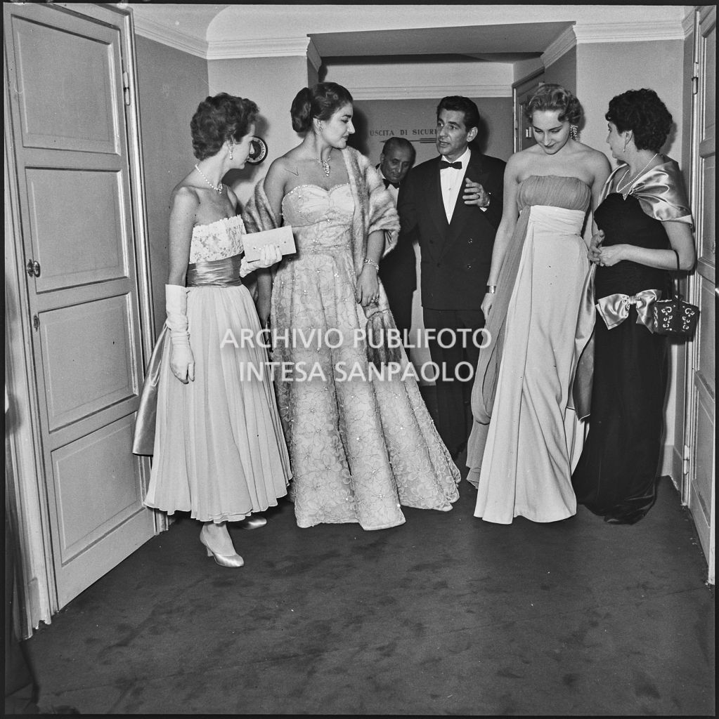 Da sinistra, Felicia Montealegre, Maria Callas, Leonard Bernstein, Emanuela di Castelbarco Toscanini e la signora Corbellini, al Teatro alla Scala, in occasione della serata inaugurale della stagione lirica 1953-1954 con l'opera "La Wally", di Alfredo Catalani, diretta da Carlo Maria Giulini, con la regia di Tatiana Pavlova
