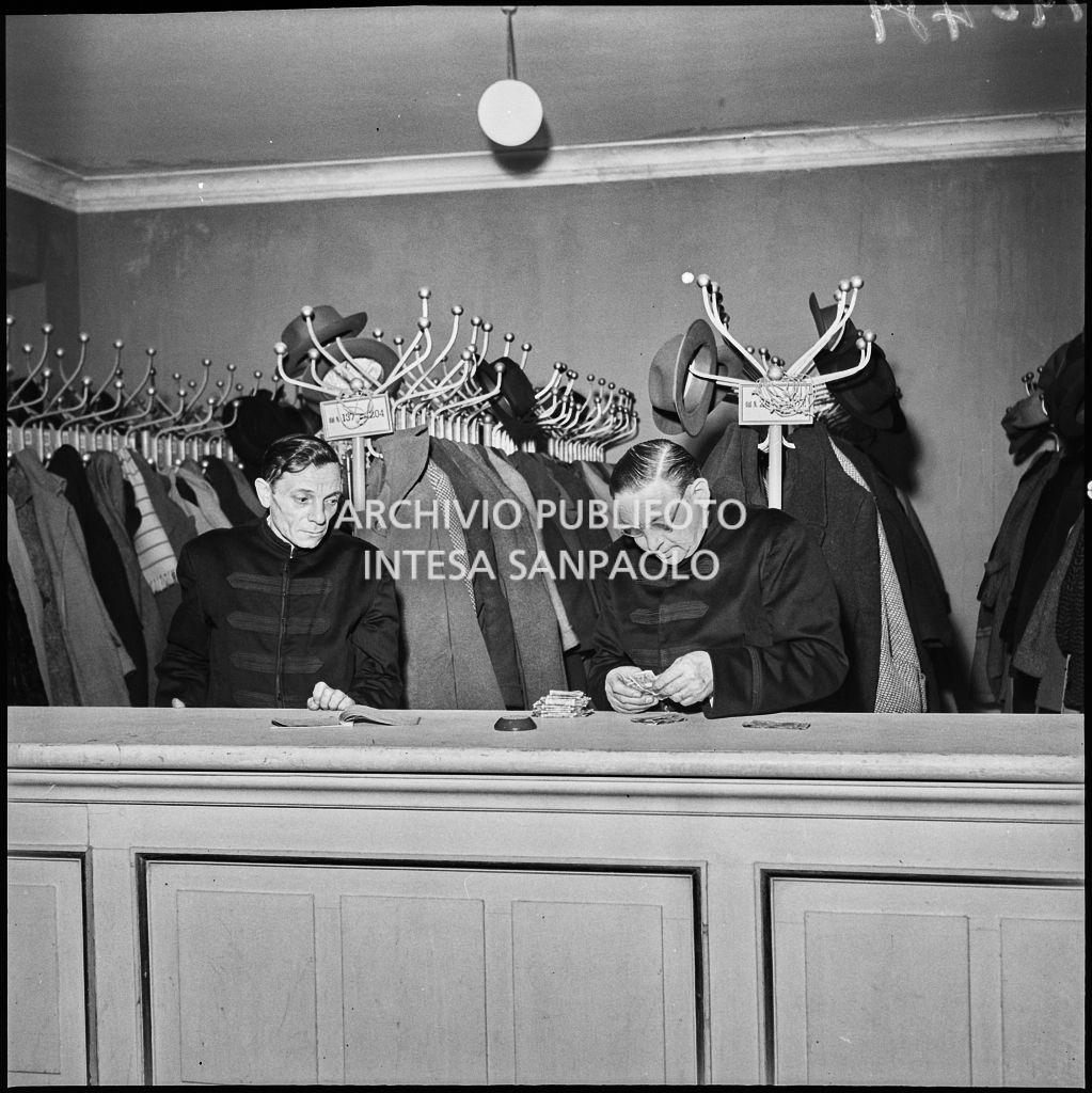 Addetti al guardaroba del Teatro alla Scala la sera dell'inaugurazione della stagione lirica 1953-1954 con l'opera "La Wally", di Alfredo Catalani, diretta da Carlo Maria Giulini, con la regia di Tatiana Pavlova