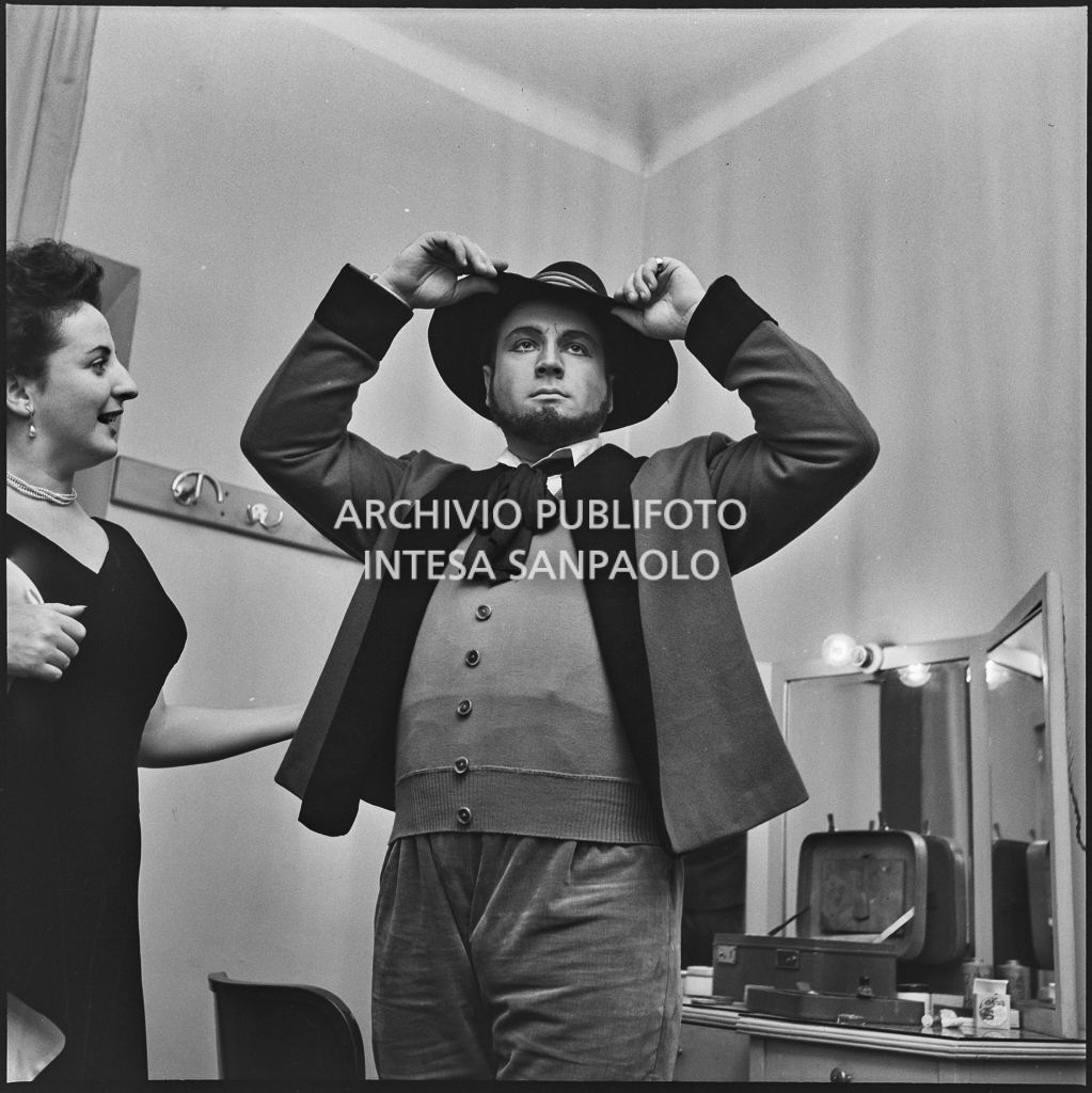 Il baritono Giangiacomo Guelfi in costume di scena in camerino insieme alla moglie Laura Carol la sera dell'inaugurazione della stagione lirica 1953-1954 del Teatro alla Scala con l'opera "La Wally", di Alfredo Catalani, diretta da Carlo Maria Giulini, con la regia di Tatiana Pavlova
