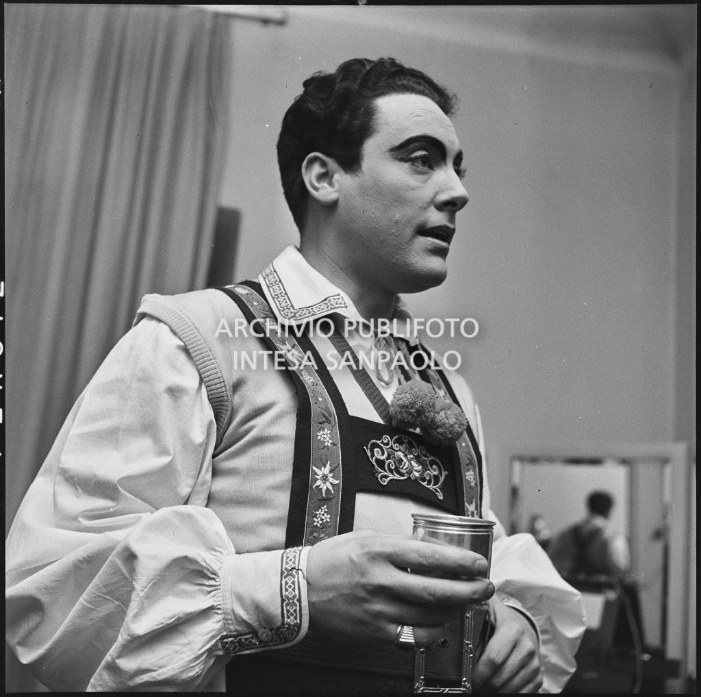 Il tenore Mario Del Monaco, in costume di scena in camerino, la sera dell'inaugurazione della stagione lirica 1953-1954 del Teatro alla Scala con l'opera "La Wally", di Alfredo Catalani, diretta da Carlo Maria Giulini, con la regia di Tatiana Pavlova