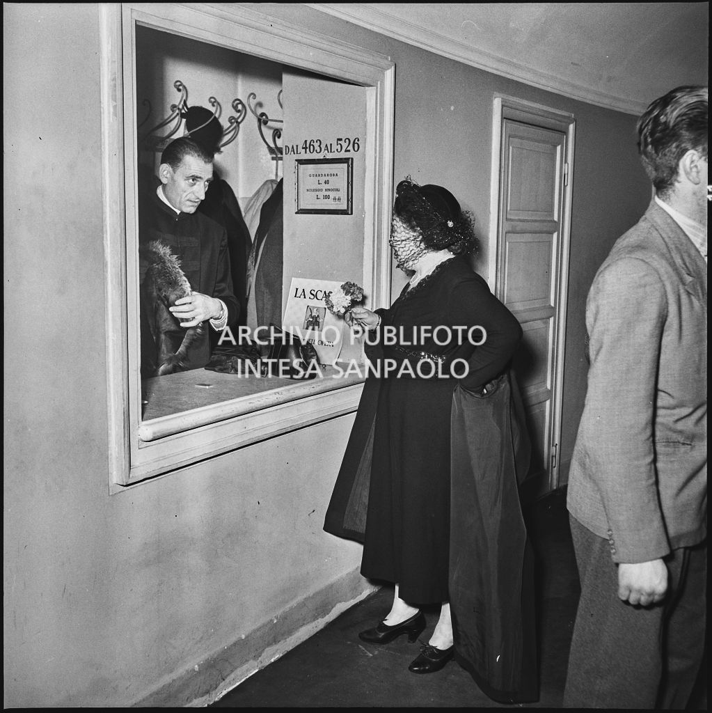 Spettatrice al guardaroba dei palchi del Teatro alla Scala la sera dell'inaugurazione della stagione lirica 1953-1954 con l'opera "La Wally", di Alfredo Catalani, diretta da Carlo Maria Giulini, con la regia di Tatiana Pavlova