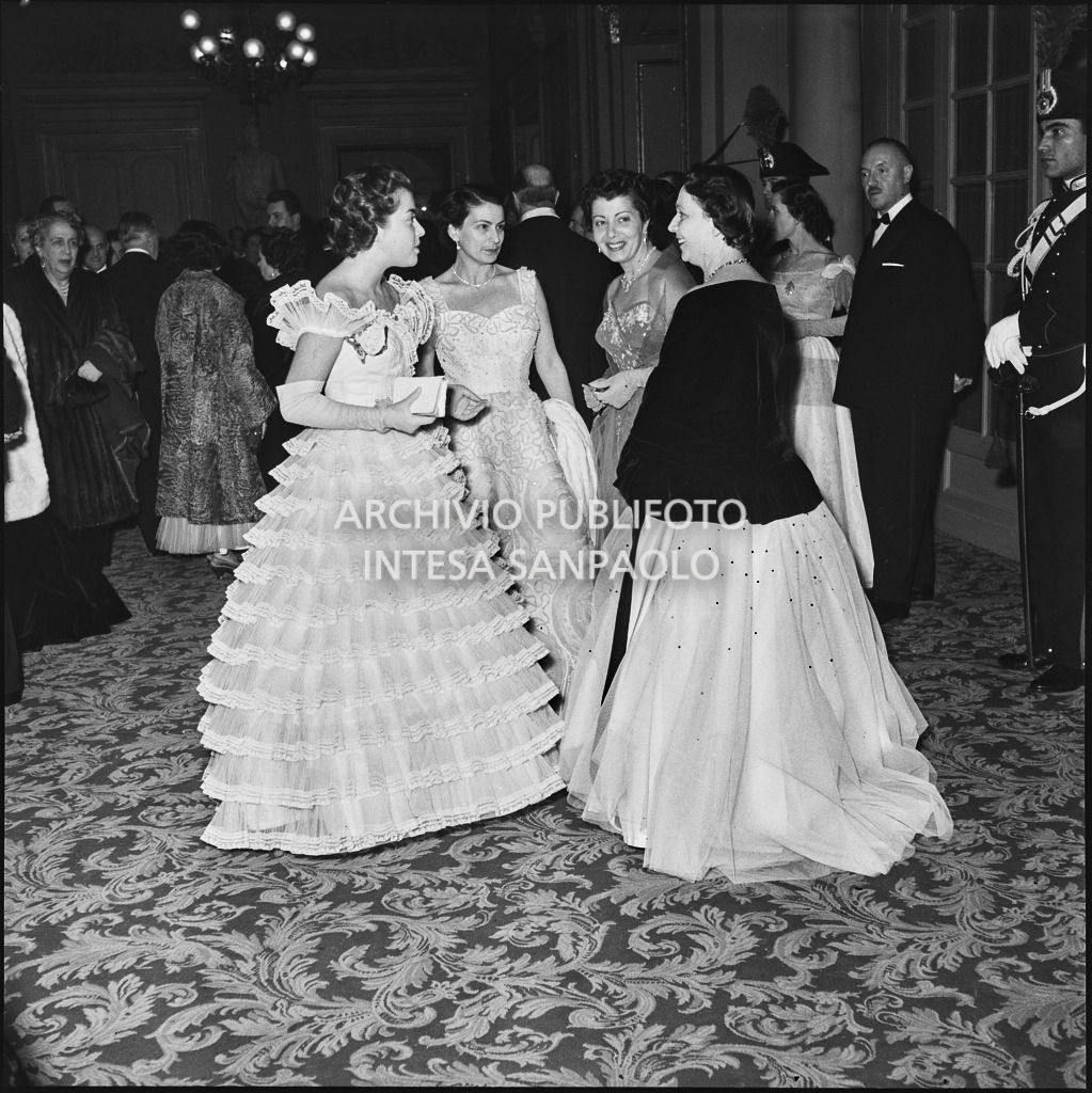 Adele Castelli, Tita Gulinello, Nadia e Iridie Zanotti al Teatro alla Scala in occasione della serata inaugurale della stagione lirica 1953-1954 con l'opera "La Wally", di Alfredo Catalani, diretta da Carlo Maria Giulini, con la regia di Tatiana Pavlova