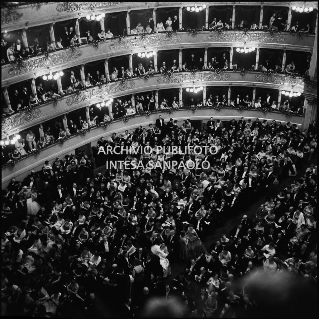 Scorcio dall'alto della platea e dei palchi del Teatro alla Scala la sera dell'inaugurazione della stagione lirica 1953-1954 con l'opera "La Wally", di Alfredo Catalani, diretta da Carlo Maria Giulini, con la regia di Tatiana Pavlova