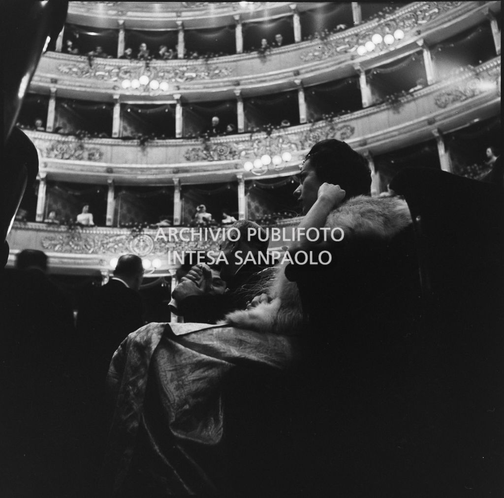 Pubblico in platea in occasione della serata inaugurale della stagione lirica 1953-1954 del Teatro alla Scala con l'opera "La Wally", di Alfredo Catalani, diretta da Carlo Maria Giulini, con la regia di Tatiana Pavlova