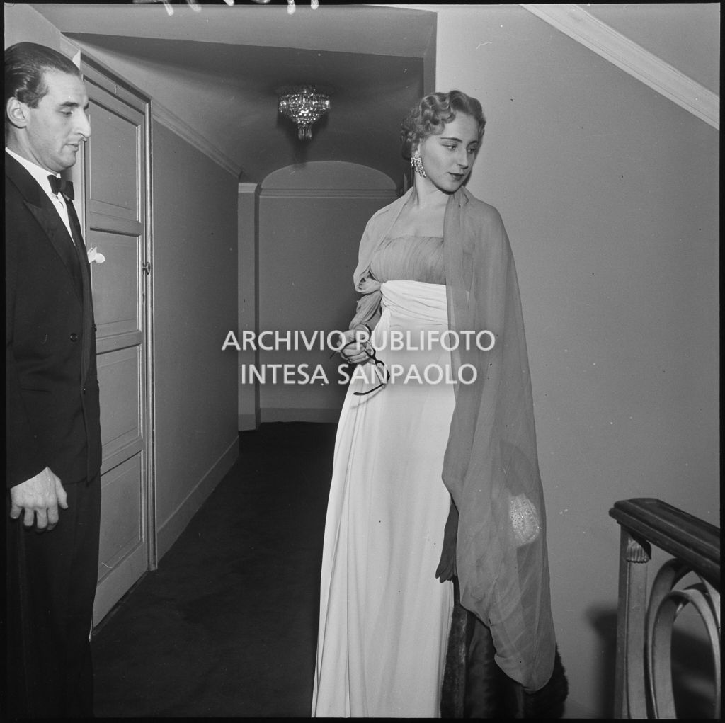 Emanuela di Castelbarco Toscanini al Teatro alla Scala in occasione della serata inaugurale della stagione lirica 1953-1954 con l'opera "La Wally", di Alfredo Catalani, diretta da Carlo Maria Giulini, con la regia di Tatiana Pavlova