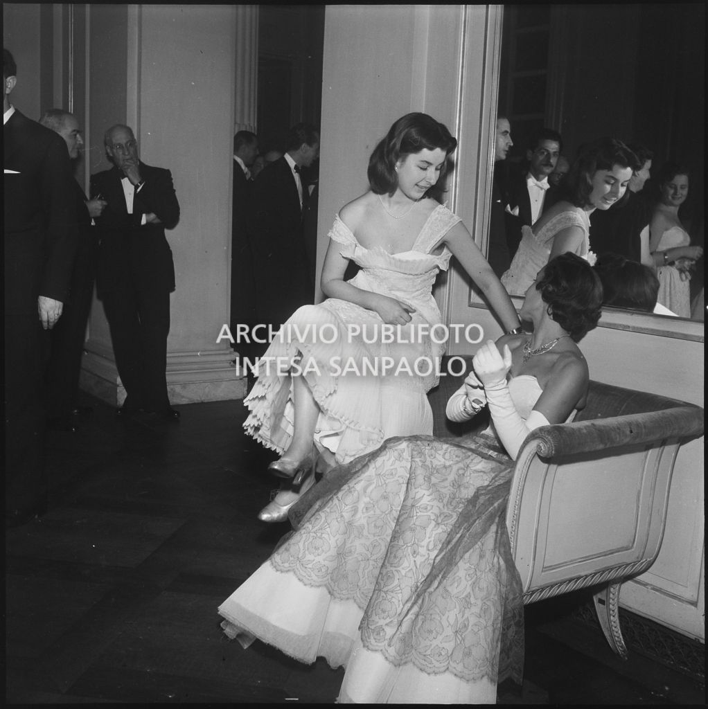 Lucilla Salis (a sinistra) in compagnia di un'altra spettatrice al Teatro alla Scala in occasione della serata inaugurale della stagione lirica 1953-1954 con l'opera "La Wally", di Alfredo Catalani, diretta da Carlo Maria Giulini, con la regia di Tatiana Pavlova