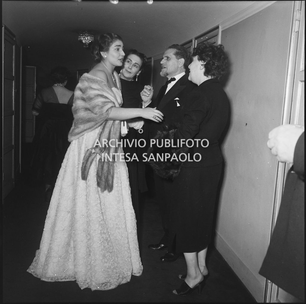 Da sinistra, Maria Callas, Wally Toscanini, Teodoro Bubbio, e Tatiana Pavolova al Teatro alla Scala in occasione della serata inaugurale della stagione lirica 1953-1954 con l'opera "La Wally", di Alfredo Catalani, diretta da Carlo Maria Giulini, con la regia di Tatiana Pavlova
