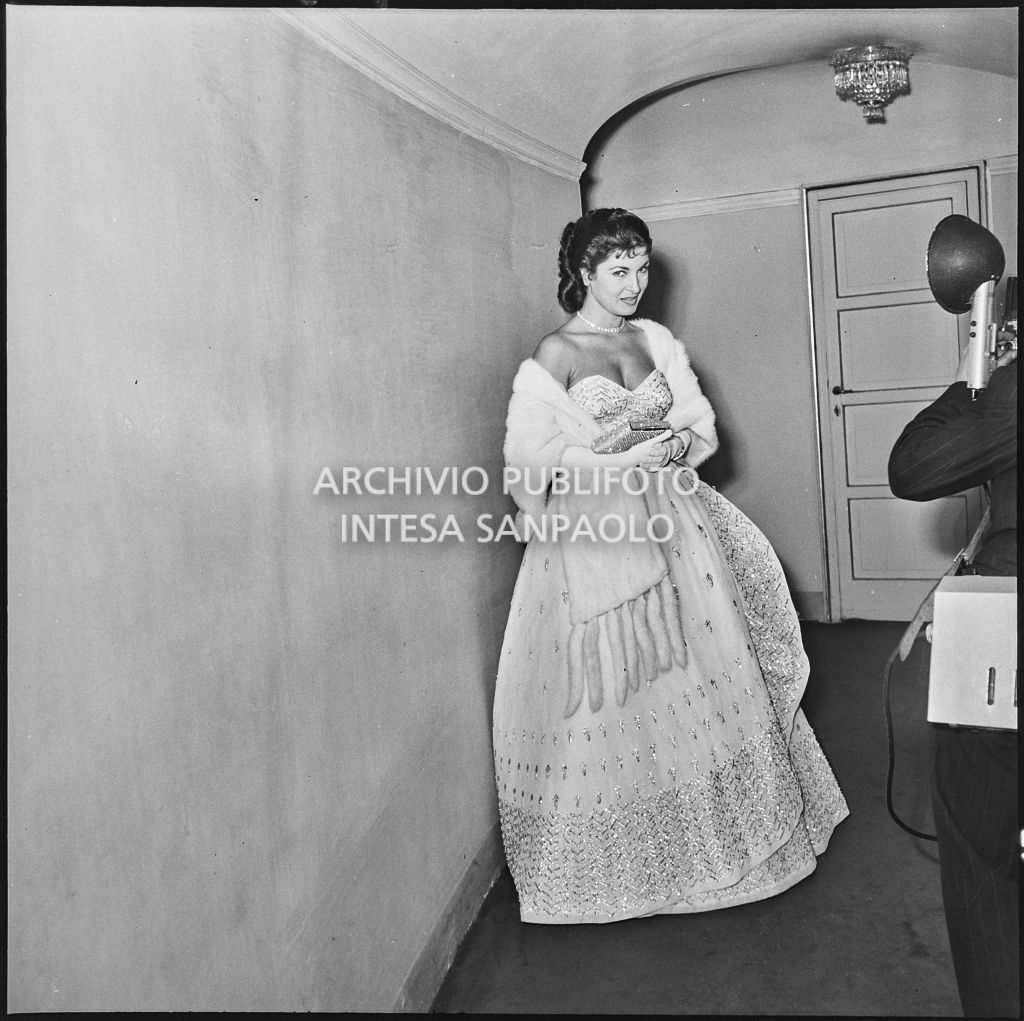 Silvana Pampanini ripresa da un fotografo in occasione della serata inaugurale della stagione lirica 1953-1954 del Teatro alla Scala con l'opera "La Wally", di Alfredo Catalani, diretta da Carlo Maria Giulini, con la regia di Tatiana Pavlova