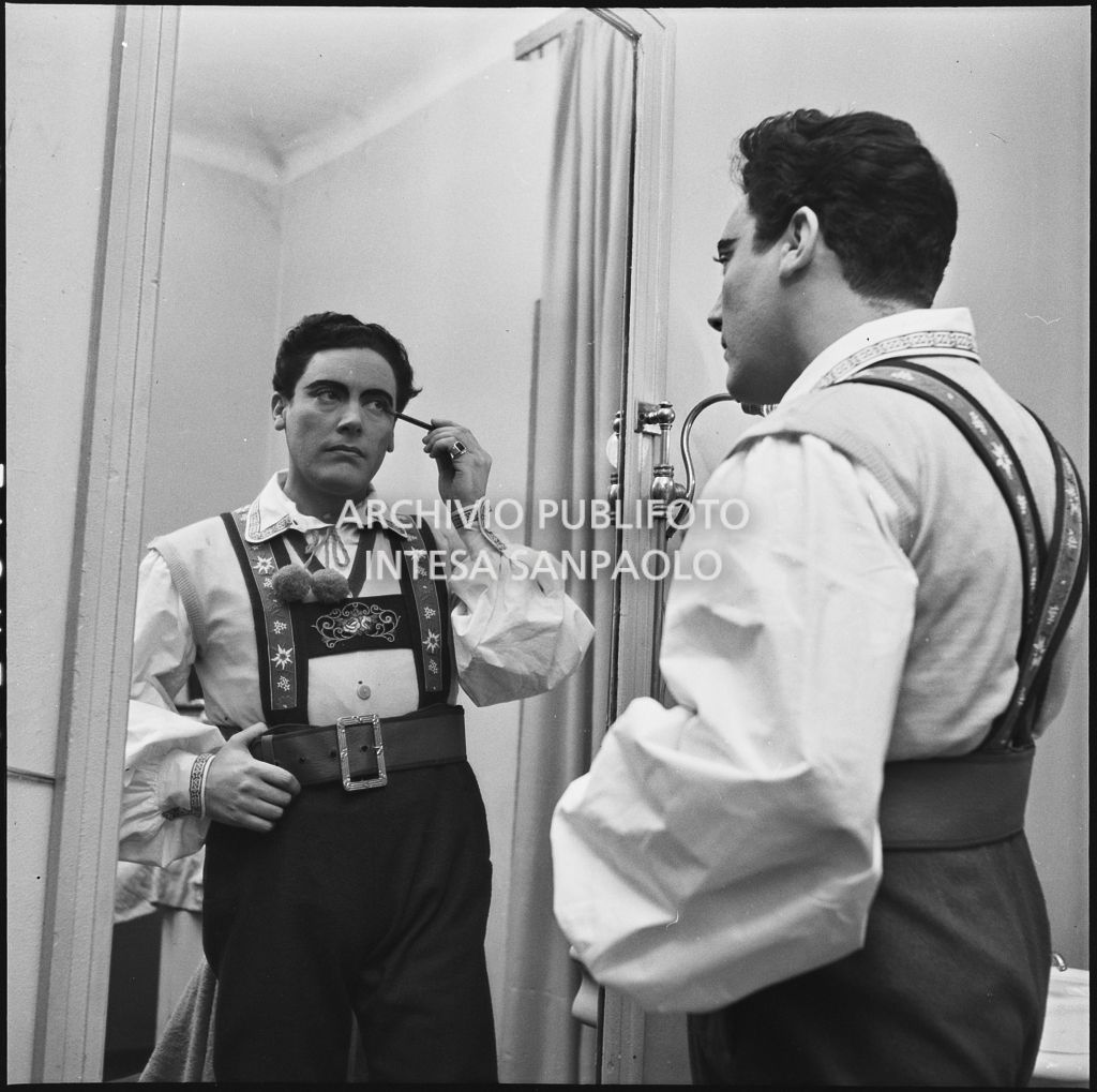 Il tenore Mario Del Monaco si ritocca il trucco, in camerino, la sera dell'inaugurazione della stagione lirica 1953-1954 del Teatro alla Scala con l'opera "La Wally", di Alfredo Catalani, diretta da Carlo Maria Giulini, con la regia di Tatiana Pavlova