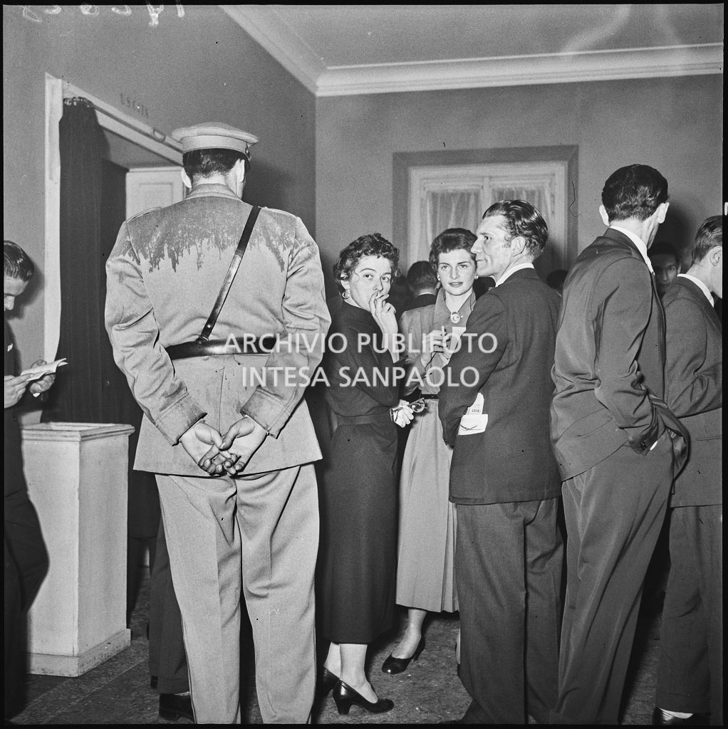 Loggionisti, al Teatro alla Scala, in un intervallo dell'opera "La Wally", di Alfredo Catalani, diretta da Carlo Maria Giulini, con la regia di Tatiana Pavlova, in occasione della serata inaugurale della stagione lirica 1953-1954