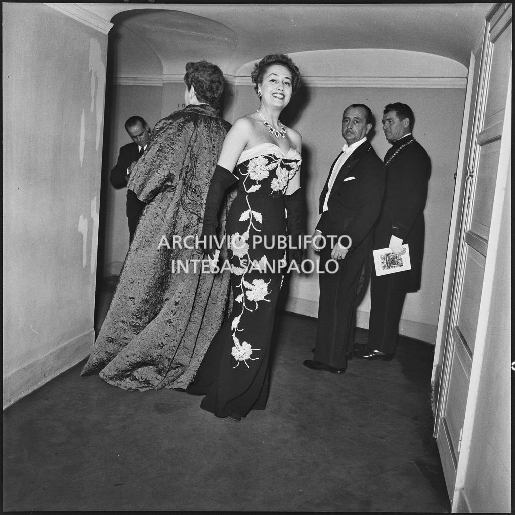 La contessa Alma Maria Lami alla serata inaugurale della stagione lirica 1953-1954 del Teatro alla Scala con l'opera "La Wally", di Alfredo Catalani, diretta da Carlo Maria Giulini, con la regia di Tatiana Pavlova