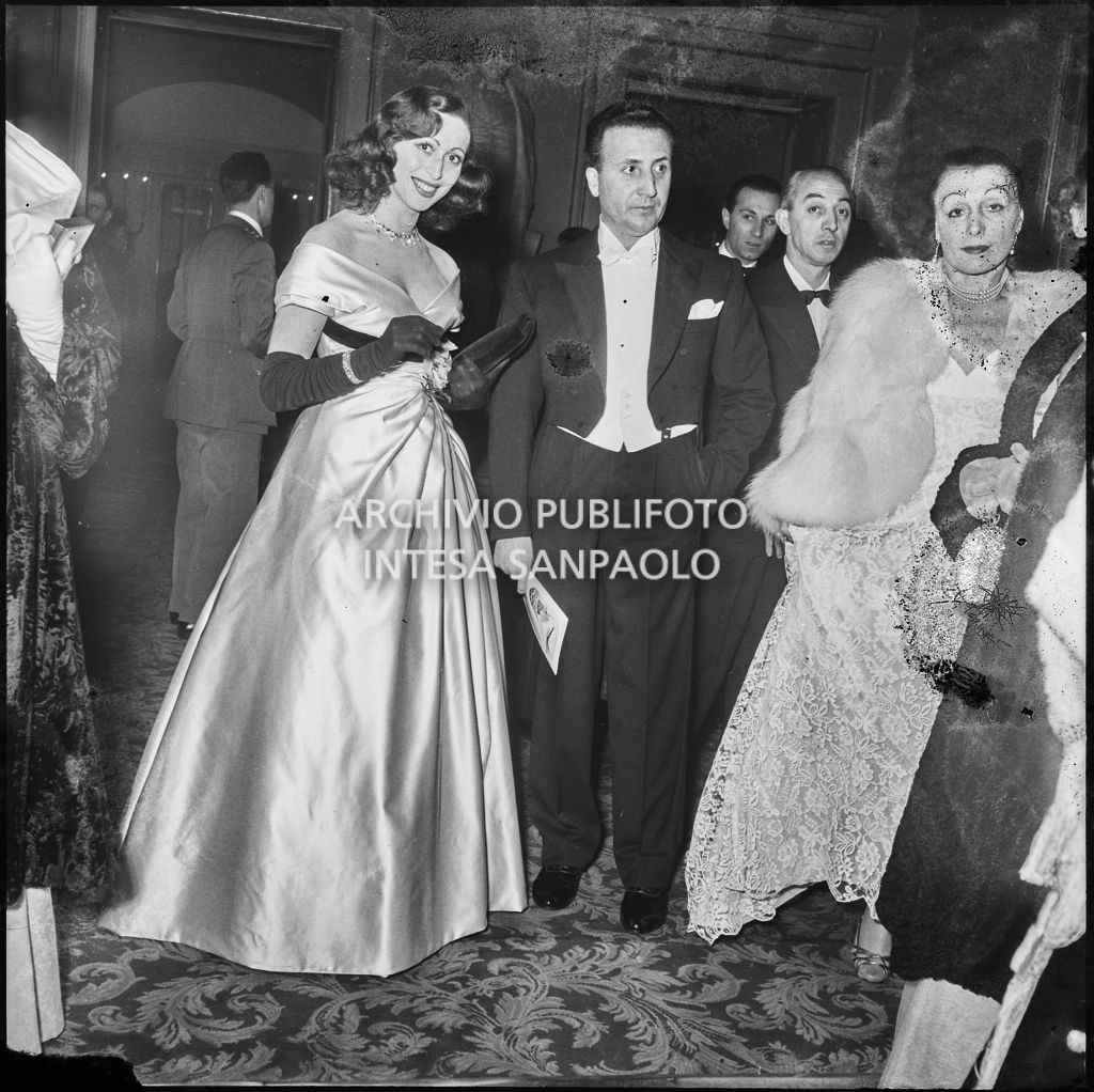 Il conte Franco Cella di Rivara con la moglie nel foyer del Teatro alla Scala in occasione della serata inaugurale della stagione lirica 1953-1954 con l'opera "La Wally", di Alfredo Catalani, diretta da Carlo Maria Giulini, con la regia di Tatiana Pavlova