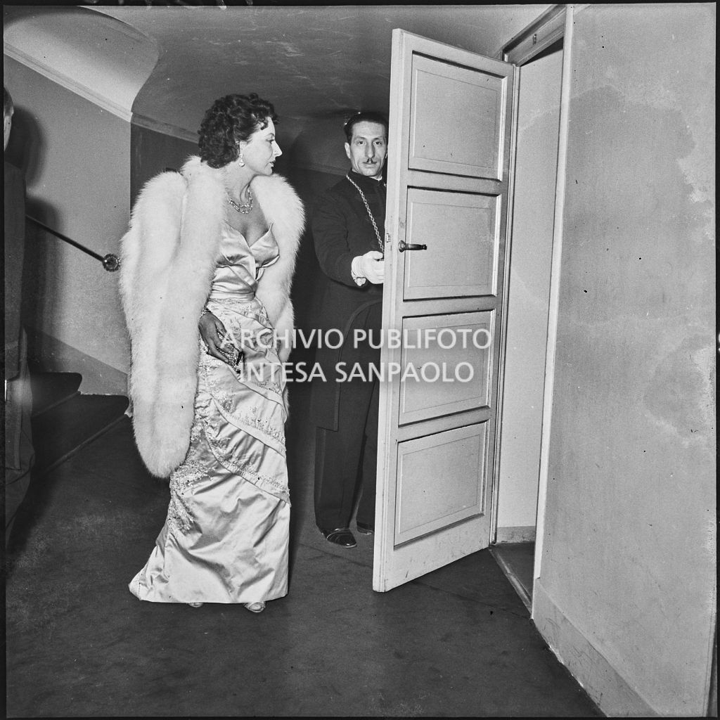La baronessa Bianca Maria Hubner al Teatro alla Scala in occasione della serata inaugurale della stagione lirica 1953-1954 con l'opera "La Wally", di Alfredo Catalani, diretta da Carlo Maria Giulini, con la regia di Tatiana Pavlova