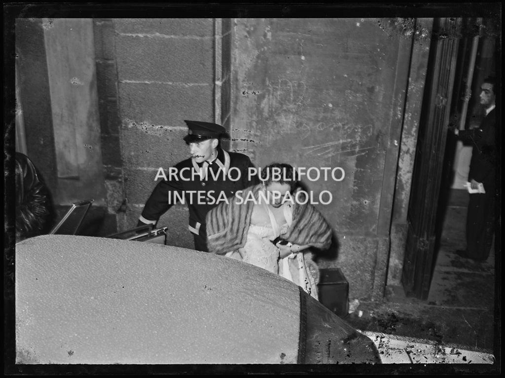 L'arrivo di una spettatrice al Teatro alla Scala in occasione della serata inaugurale della stagione lirica 1953-1954 con l'opera "La Wally", di Alfredo Catalani, diretta da Carlo Maria Giulini, con la regia di Tatiana Pavlova