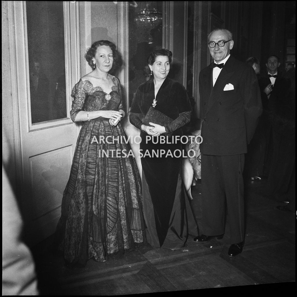 Alcuni spettatori al Teatro alla Scala in occasione della serata inaugurale della stagione lirica 1953-1954 con l'opera "La Wally", di Alfredo Catalani, diretta da Carlo Maria Giulini, con la regia di Tatiana Pavlova