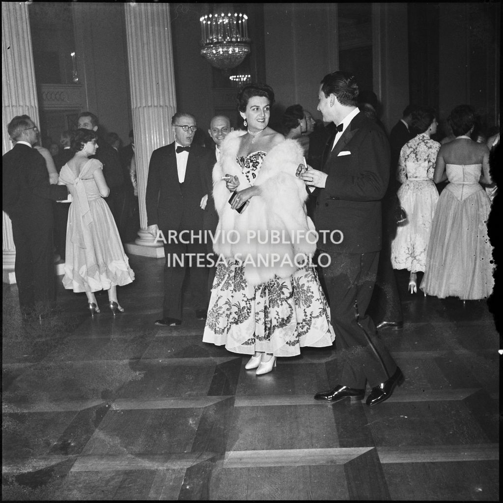I coniugi Vollono nel foyer del Teatro alla Scala in occasione della serata inaugurale della stagione lirica 1953-1954 con l'opera "La Wally", di Alfredo Catalani, diretta da Carlo Maria Giulini, con la regia di Tatiana Pavlova