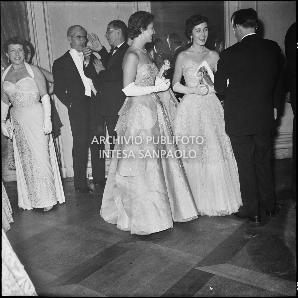 Alcuni spettatori al Teatro alla Scala in occasione della serata inaugurale della stagione lirica 1953-1954 con l'opera "La Wally", di Alfredo Catalani, diretta da Carlo Maria Giulini, con la regia di Tatiana Pavlova