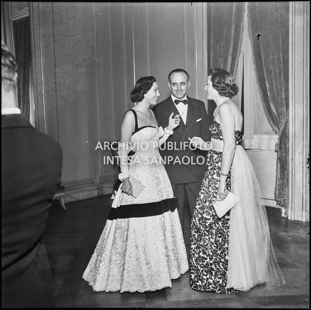 Alcuni spettatori al Teatro alla Scala in occasione della serata inaugurale della stagione lirica 1953-1954 con l'opera "La Wally", di Alfredo Catalani, diretta da Carlo Maria Giulini, con la regia di Tatiana Pavlova